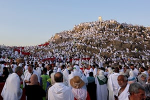 Lots of Muslim pilgrims in white on a hillside