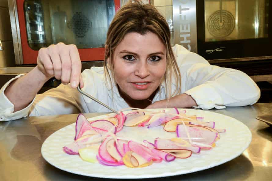 Claire Vallée a remporté une étoile Michelin pour ONA, son restaurant végétalien, à Arès - la première pour un restaurant français sans viande.