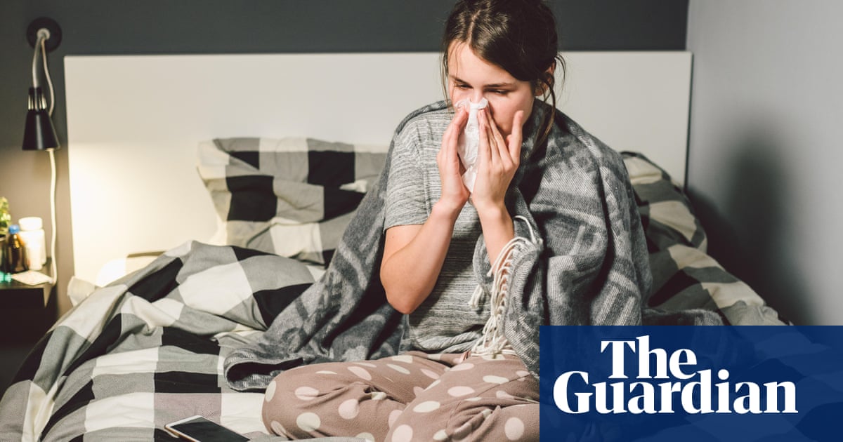 Omicron’s cold-like symptoms mean UK guidance ‘needs urgent update’