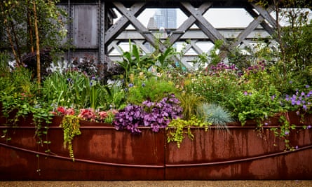 The shape of the planters emulates the curve of the viaduct.