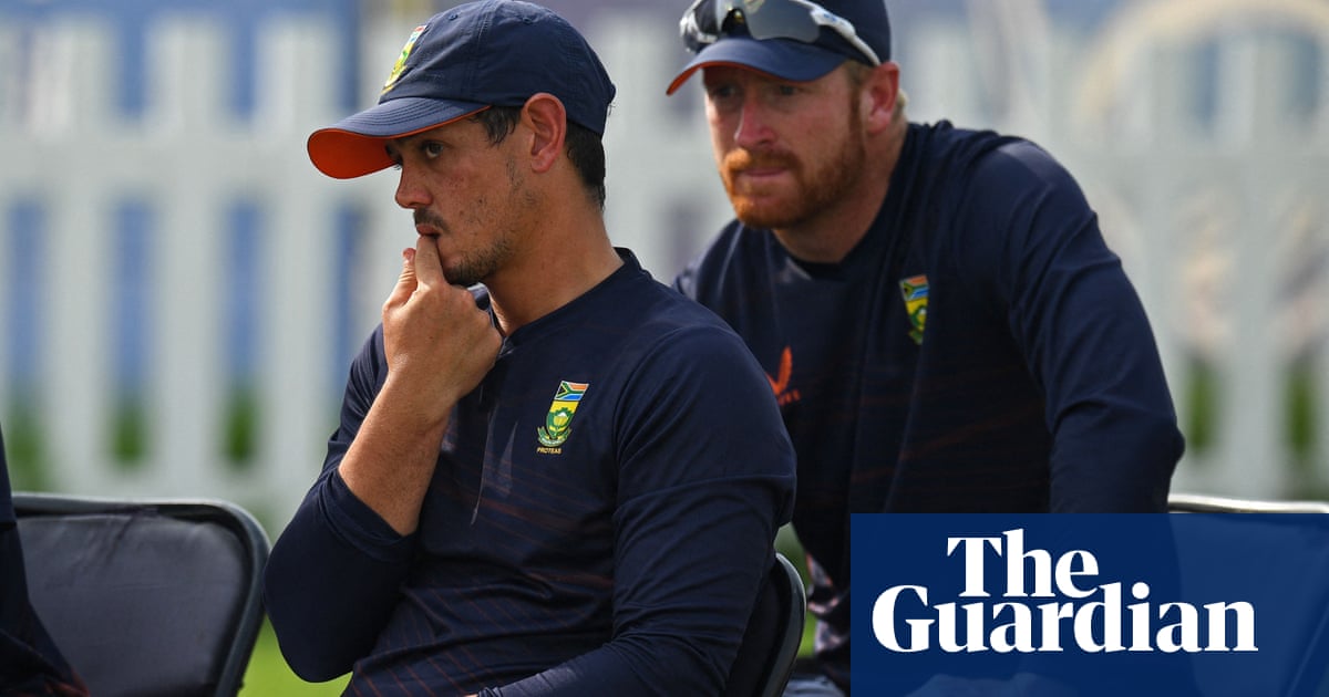 South Africa hold crisis talks over Quinton de Kock’s refusal to take a knee