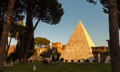 The Pyramid of Cestius forms part of the Aurelian Wall, seen from the Non-Catholic Cemetery where Keats is buried in Rome, Italy<br>2BKGK7X The Pyramid of Cestius forms part of the Aurelian Wall, seen from the Non-Catholic Cemetery where Keats is buried in Rome, Italy