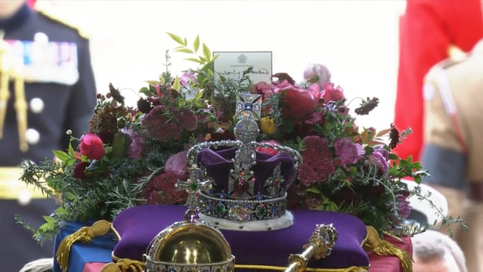 Flowers and a card have been added to the top of the Queen’s coffin.