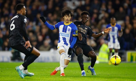 Kaoru Mitoma von Brighton & Hove Albion kickt den Ball ins Netz und trifft für die Hausherren.