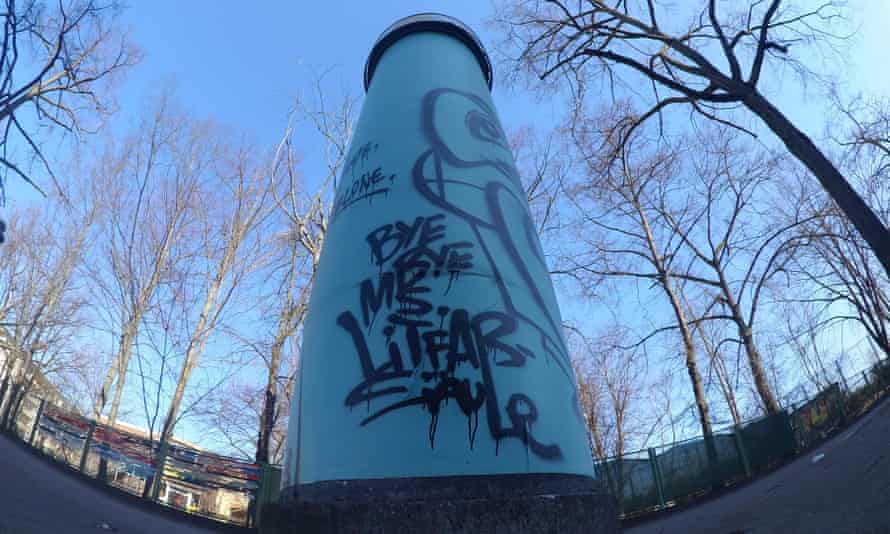 Bye bye Litfasssaule was written by an unknown sprayer on a column on BlucherstraBe in Kreuzberg.