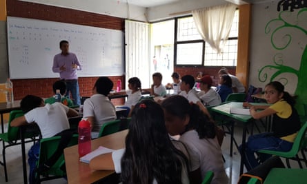 Juan Carlos gives a maths class at Ángel Albino Corzo primary school.