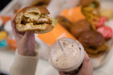 Le sandwich au poulet de luxe de Popeyes et un shake.
