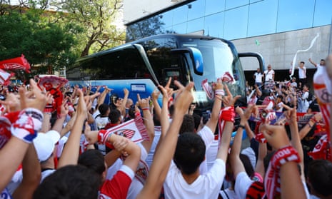 Menggelar karpet merah, ala Sevilla.