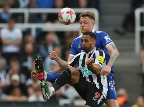 Harry Souttar dari Leicester City beraksi dengan Callum Wilson dari Newcastle United.