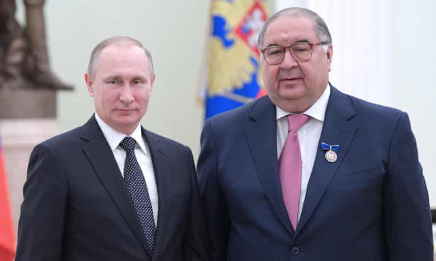 Vladimir Poutine (g) et Alisher Usmanov, président de la Fédération internationale d'escrime, après avoir reçu la décoration de bienfaisance lors d'une cérémonie au Kremlin.