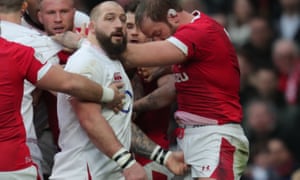 Joe Marler grabs Alun Wyn Jones.