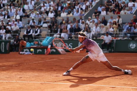 Flavio Cobolli, da Itália, se estende para jogar um backhand.