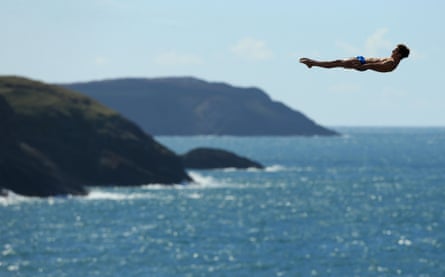 Gary Hunt, Batı Galler, Abereiddy'deki Blue Lagoon'daki Red Bull uçurum dalışı dünya serisinde.