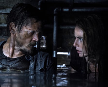 Barry Pepper and Kaya Scodelario in Crawl.