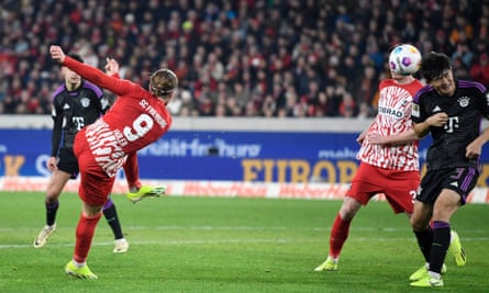 Lucas Höler scores a late equaliser for Freiburg against Bayern Munich.