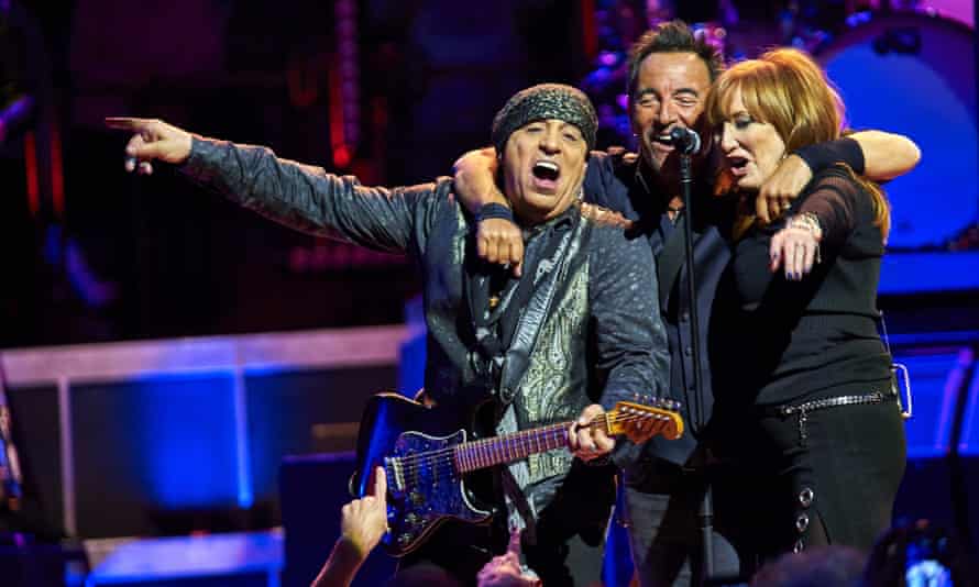 Van Zandt (à gauche), Bruce Springsteen et Patti Scialfa se produisent avec le E Street Band au Madison Square Garden de New York en 2016.