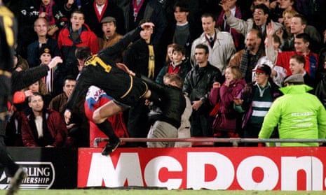 « Un bain de bonne heure pour vous, monsieur Cantona ! »
