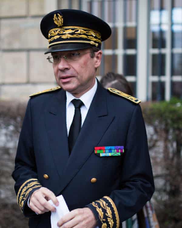 Portrait d'uniforme militaire Durand avec chapeau, manches tressées, médailles, gants blancs