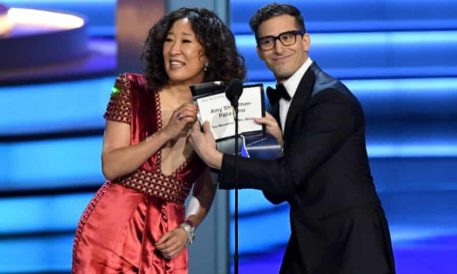 Sandra Oh And Andy Samberg To Co Host 19 Golden Globes Golden Globes 19 The Guardian