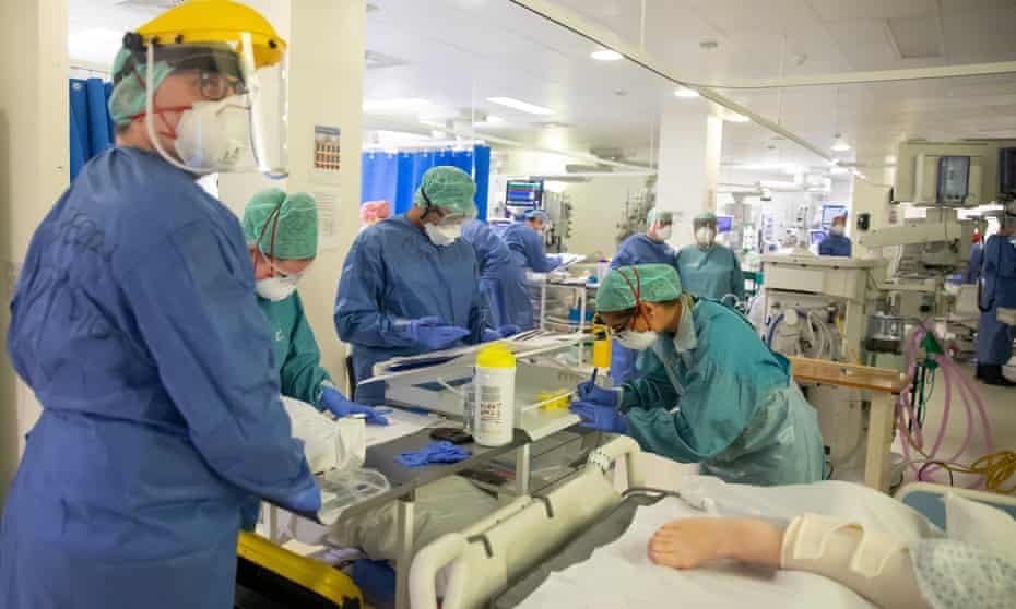 UK doctors and health experts back Covid-19 'circuit breaker' | Health policy | The Guardian