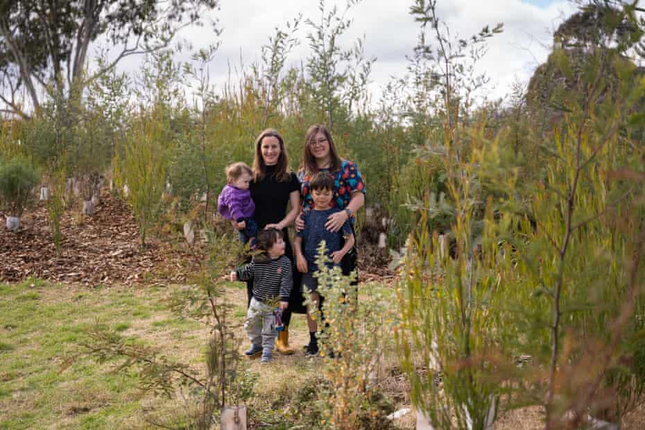 Liz, Purdie en hun kinderen in het Downer Microforest