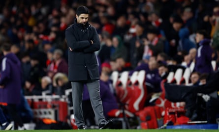 Mikel Arteta looks dejected against Manchester United