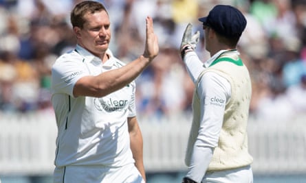 Graham Hume diberi selamat oleh Lorcan Tucker setelah melempar Ben Duckett