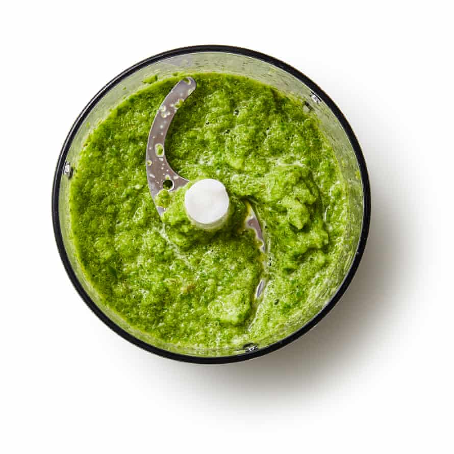 Felicity Cloake’s asparagus tart 7: whizz some asparagus to a puree.