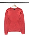 Sweater kasmir merah tergantung di rak pakaian kayu yang diisolasi dengan warna putih
