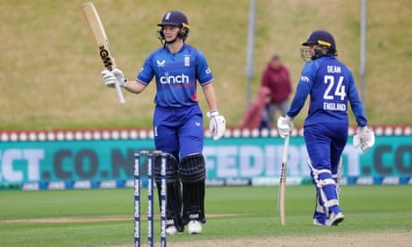Amy Jones saves England in opening women’s ODI against New Zealand