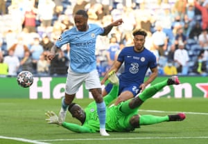 Manchester City V Chelsea: Final da Liga dos Campeões - Live! 5 edouard mendy de chelsea bloqueia raheem sterling da cidade de manchester.