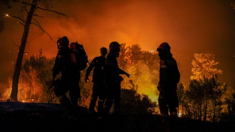 Los bomberos luchan contra los incendios forestales en las afueras de Atenas (vídeo)