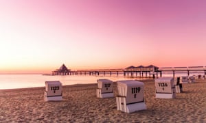 Strandkörbe sur la plage de Heringsdorf au lever du soleil