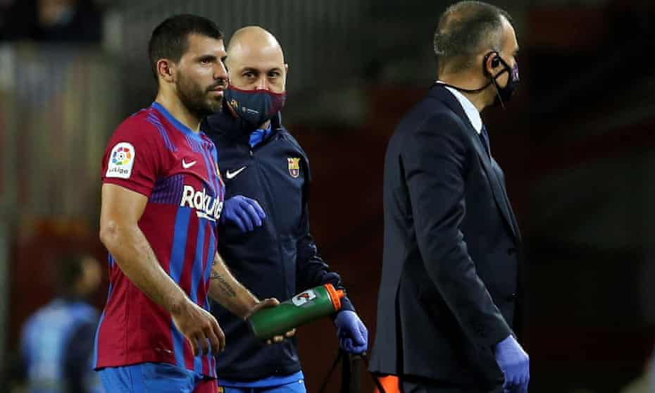 Sergio Agüero leaves the pitch during Barcelona’s draw with Alavés.