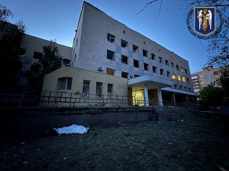 درمانگاهی در دسنیان، کیف که در جریان حمله موشکی روسیه به شدت آسیب دید.