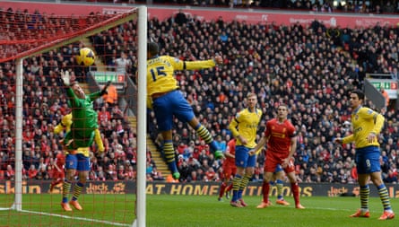 Mikel Arteta (kanan) hanya bisa berdiri dan menyaksikan sundulan Martin Skrtel masuk untuk memberi Liverpool keunggulan 2-0 dalam kemenangan 5-1 melawan Arsenal pada Februari 2014.