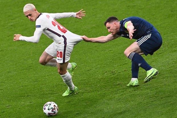 Fils Fodens (pa kreisi) spēlē Anglijas izlasē pret Skotiju Eiro 2020.