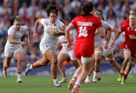 Tatyana Heard runs with ball for England