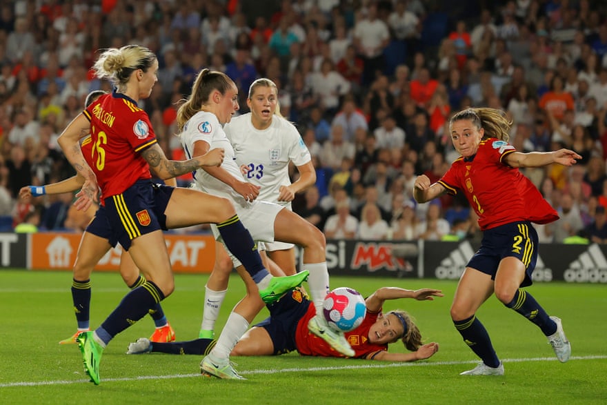 Ella Toone dispara el empate de Inglaterra desde corta distancia.