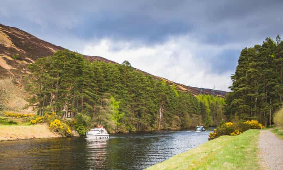 Sailing-Stream.fr ⚓ 10 nouvelles vacances fantastiques au Royaume-Uni sur l'eau | Vacances en bateau ⚓ Un bateau traverse les écluses de Laggan.