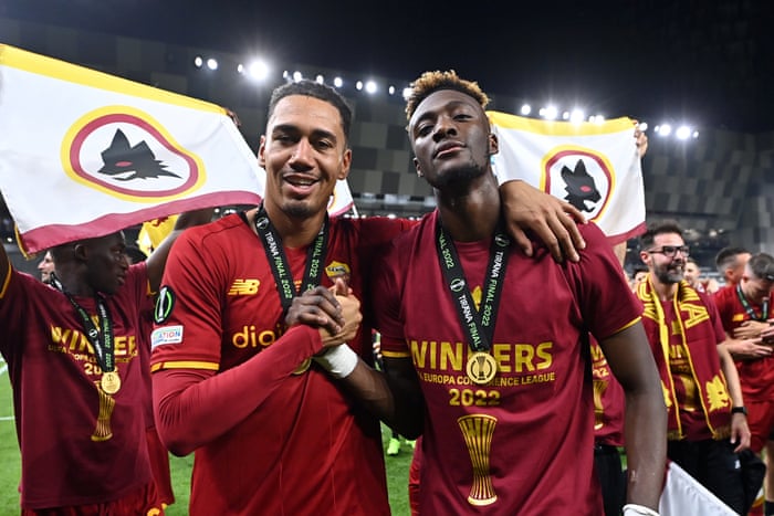 Chris Smalling (left) and Tammy Abraham celebrate Roma’s victory.