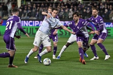 Pio Esposito is put nether unit by a postulation of Fiorentina defenders