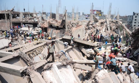 Relawan sipil membantu upaya penyelamatan setelah runtuhnya gedung garmen Rana Plaza di pinggiran Dhaka pada 2013.