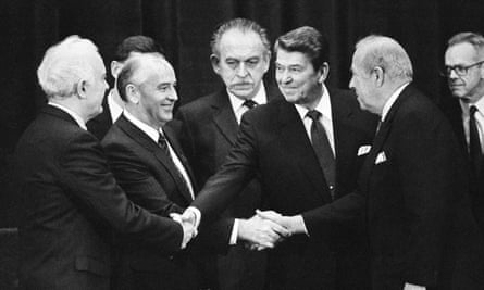 A four-way handshake between (from left) Soviet foreign ninister Eduard Shevardnadze, Soviet leader Mikhail Gorbachev, US president Ronald Reagan and US secretary of state George Schultz, November 1985.