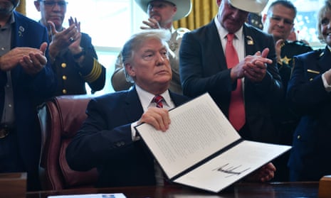 Trump displays his veto in the White House.