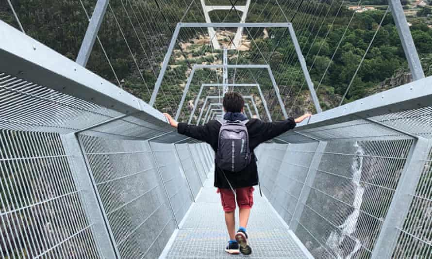 O filho mais novo de Oliver Pauls caminha sobre a nova ponte.