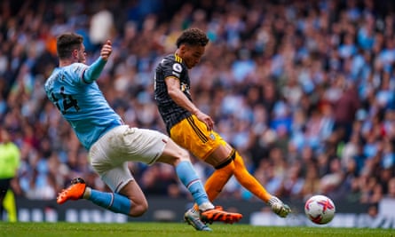Rodrigo (kanan) mencetak gol untuk Leeds melawan Manchester City