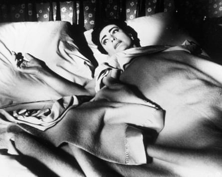 Crawford lying in bed in Sudden Fear