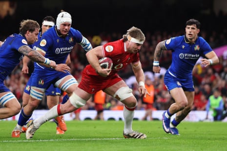 Wainwright of Wales runs in to score.