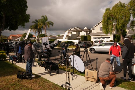 लोग घरों के बाहर फुटपाथ पर खड़े हैं